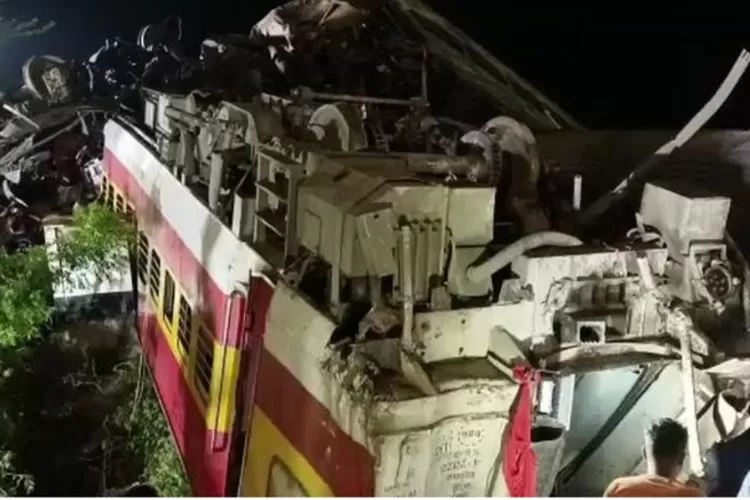 REALLY FUCKING!  Horrible Train Accidents in India, See Summary of Deadly Accidents in India
